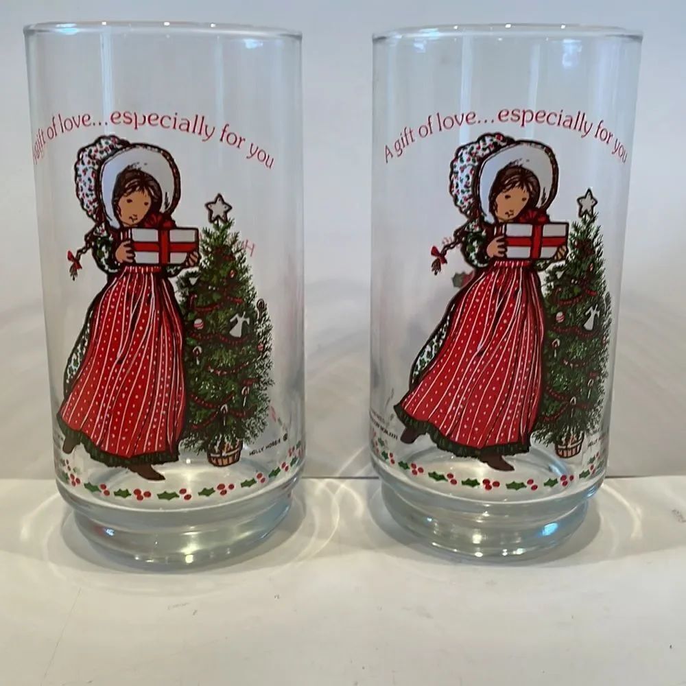 Holly Hobbie Christmas Coca Cola Glass 1981 A Gift Of Love set of 2